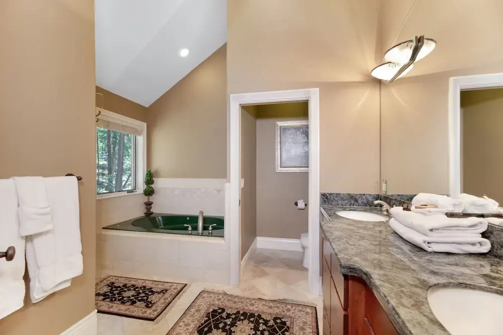 4BR 4.5BA Luxurious Tahoe Retreat with Hot Tub S Lake Tahoe by RedAwni