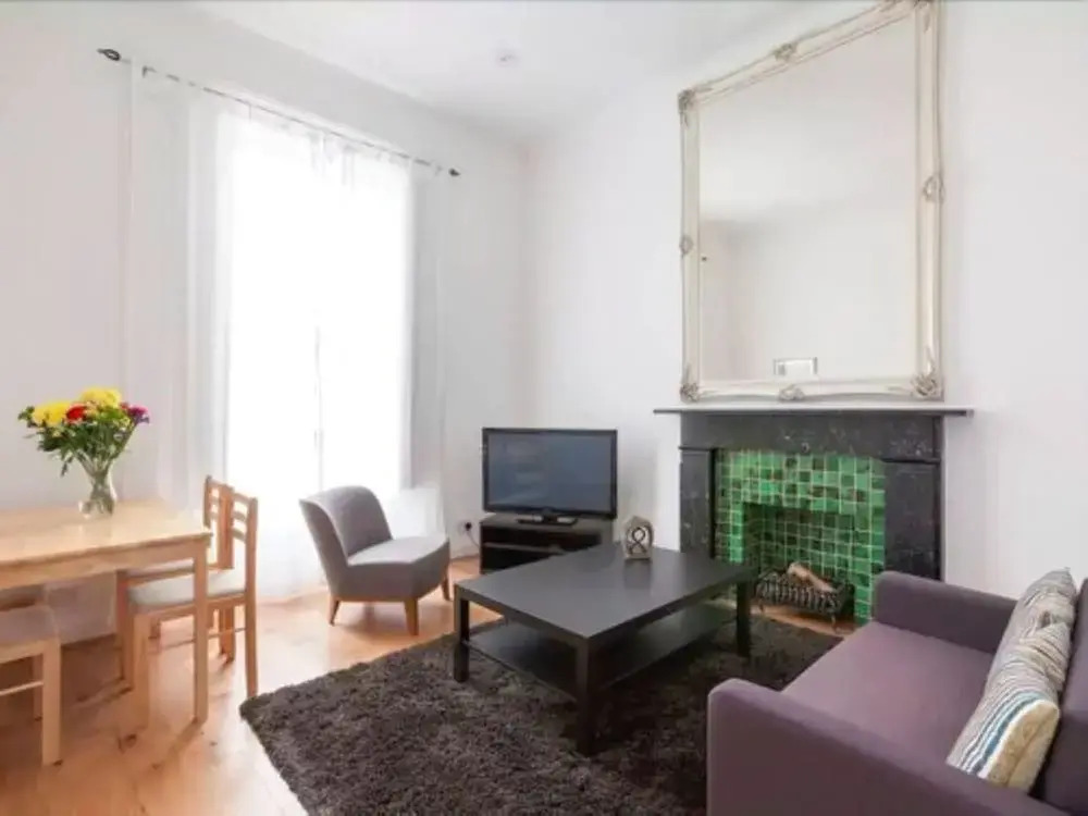 Fresh 2 Bedroom Flat in Victoria - Zone 1