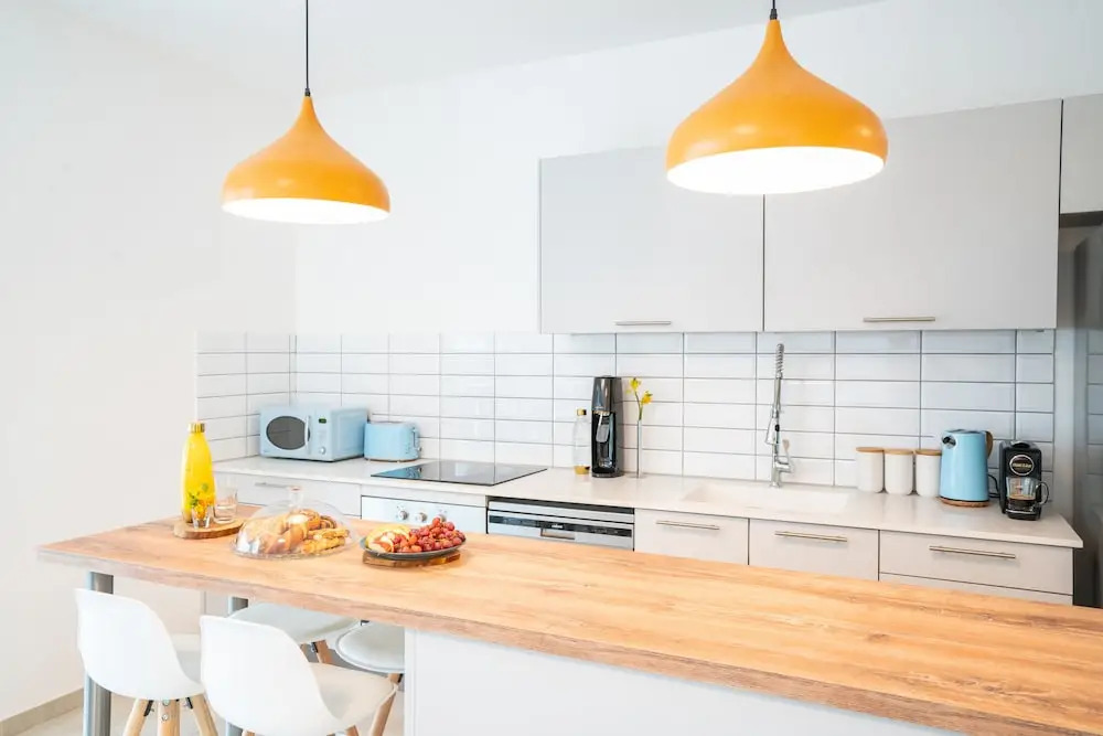 MAMAD - Sunlit Urban Escape with Balcony by Sea N Rent