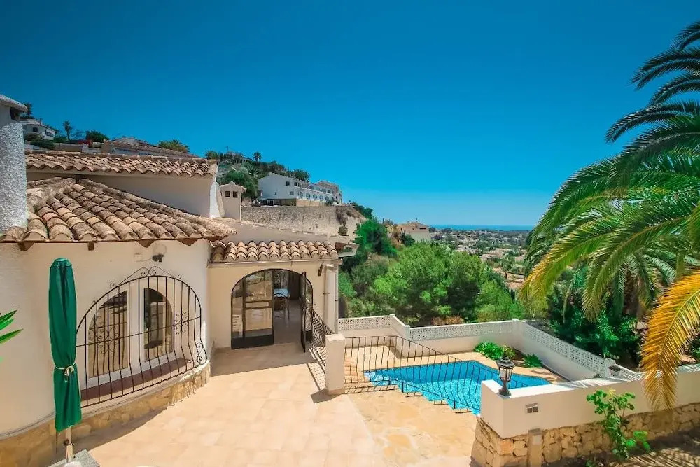 Linda - modern villa with splendid views in Benissa