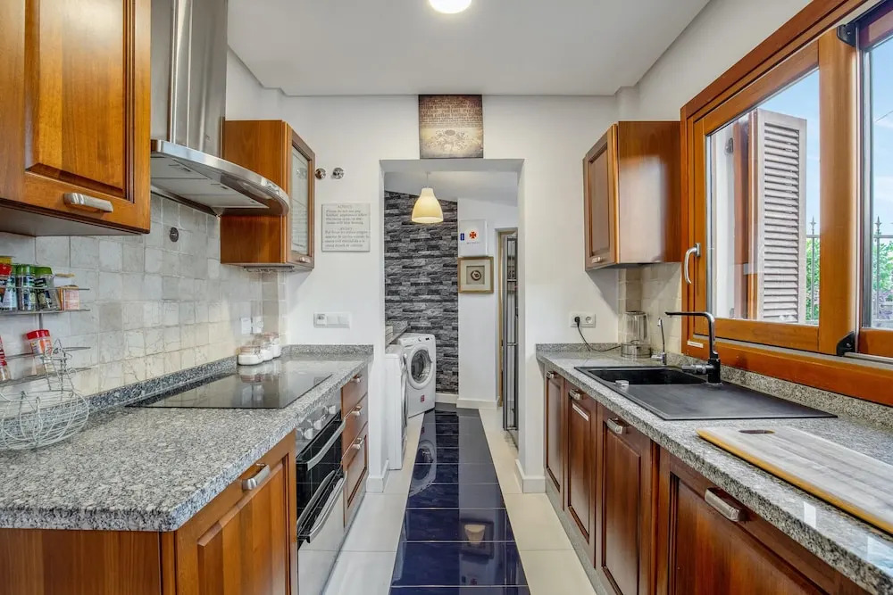 Luxurious Villa in Baños y Mendigo, Spain - Perfect for Families and Groups