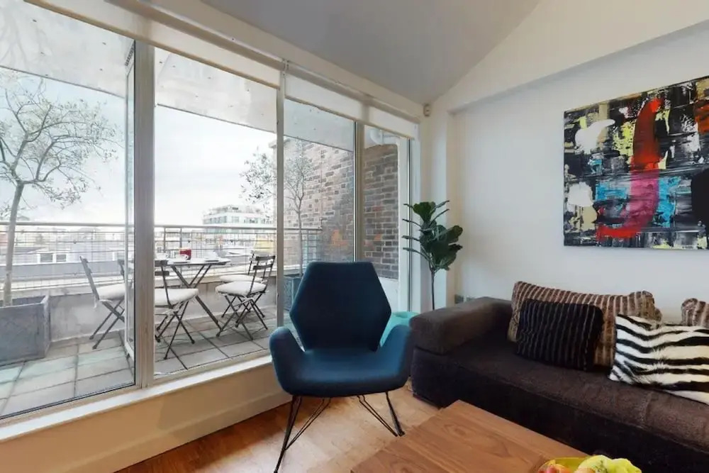 Short let - Penthouse Apartment With West-facing Terrace