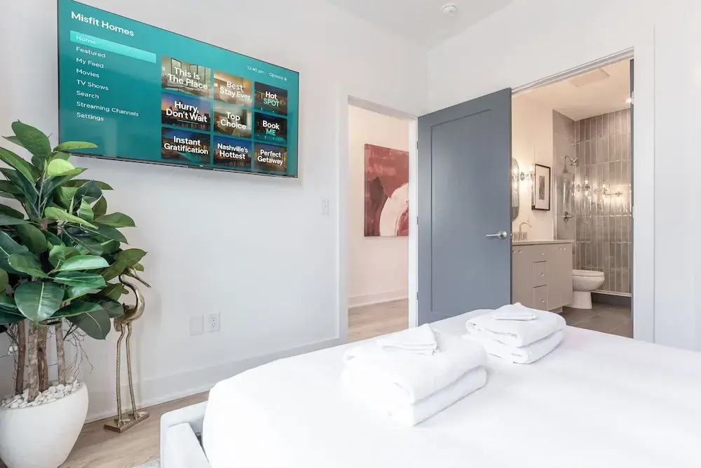 Luxe 4BR Retreat With Hot Tub Skyline Deck