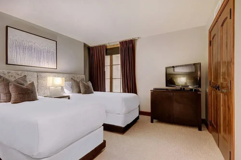 Luxury 2BR+Den Ritz-Carlton Residence by RedAwning
