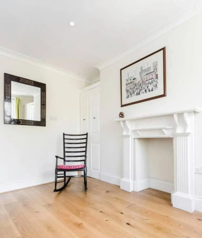Spacious, Charming 3bd W/Balcony in Kennington
