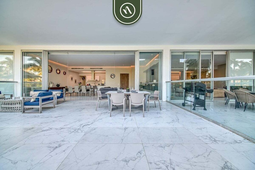 Oceanfront 2BR Condo - Pool - Cevicheria - Beach