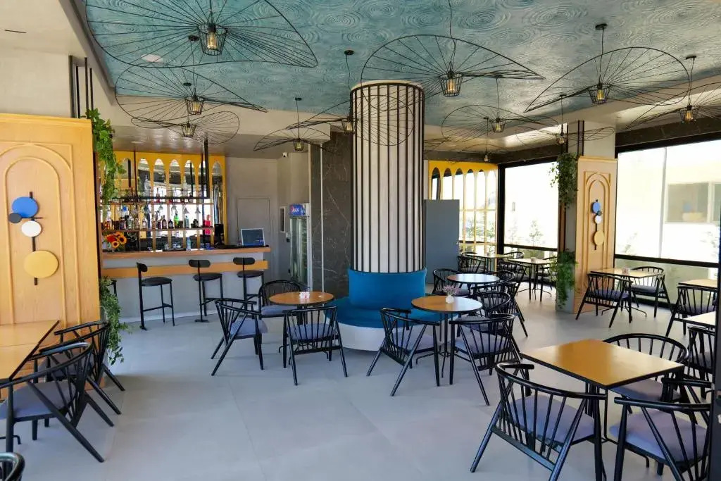 The Peak Hotel & Lounge