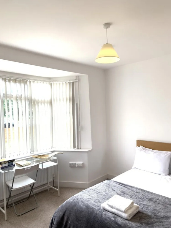 Private on suites- Private Bathroom every room-1 Bus to Heathrow Airport