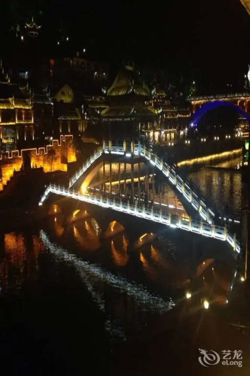 Yijianglou River View Inn (Fenghuang Old Town River View)