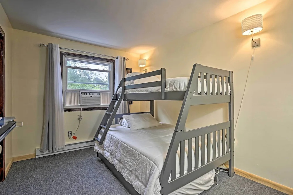 15 Mi to Camelback Ski Resort: Home w/ Deck!