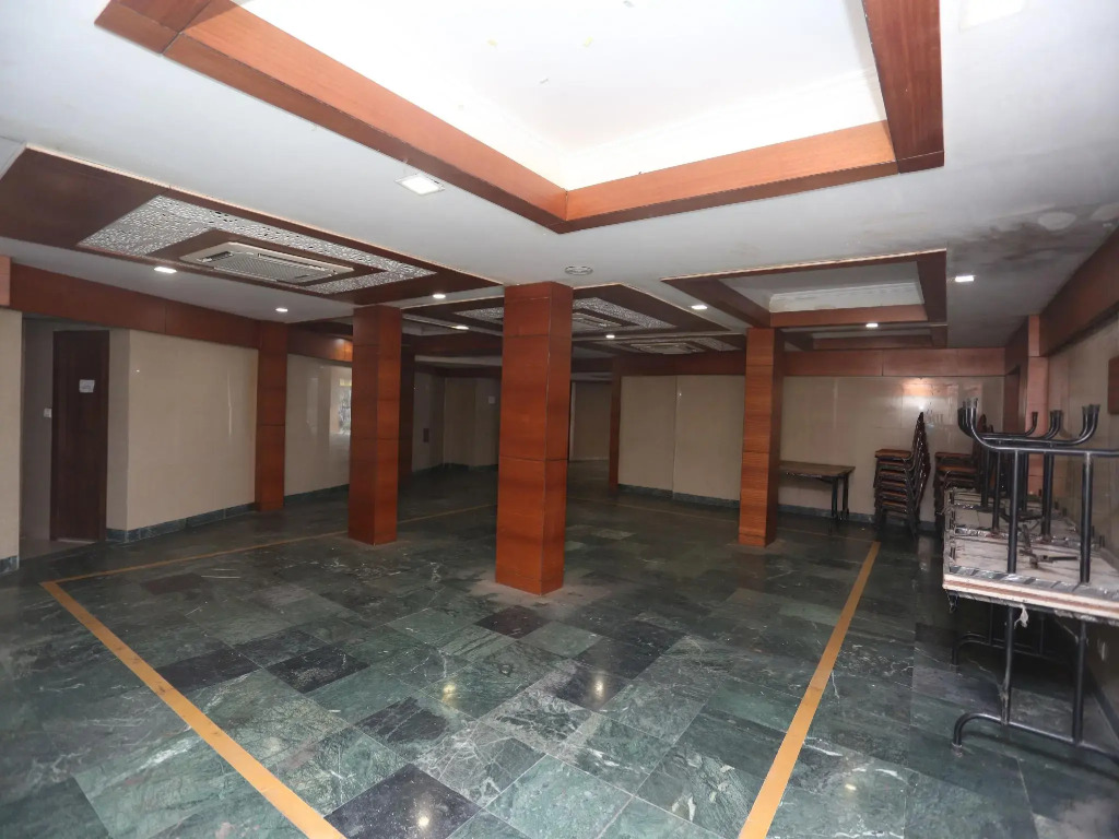OYO 9182 Kings Crown Hotel