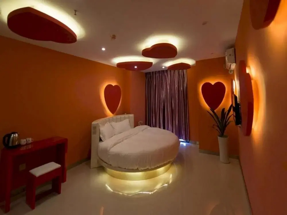 Leaf and Love Theme Hotel