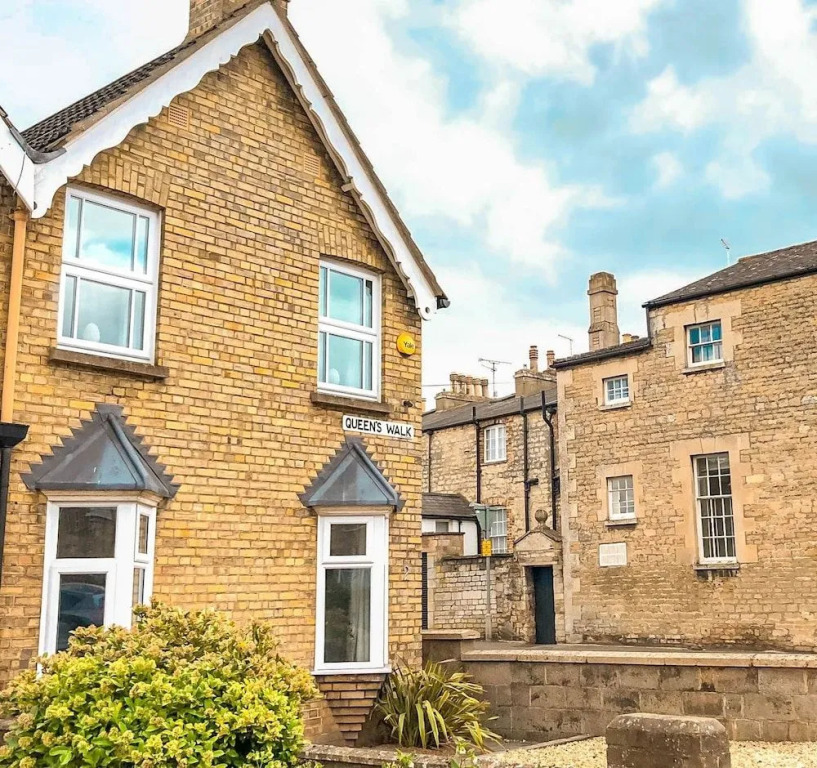 Central Stamford Townhouse With Parking