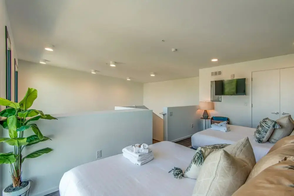 Illume Green Community Penthouse Corner Unit 1 Bedroom Condo
