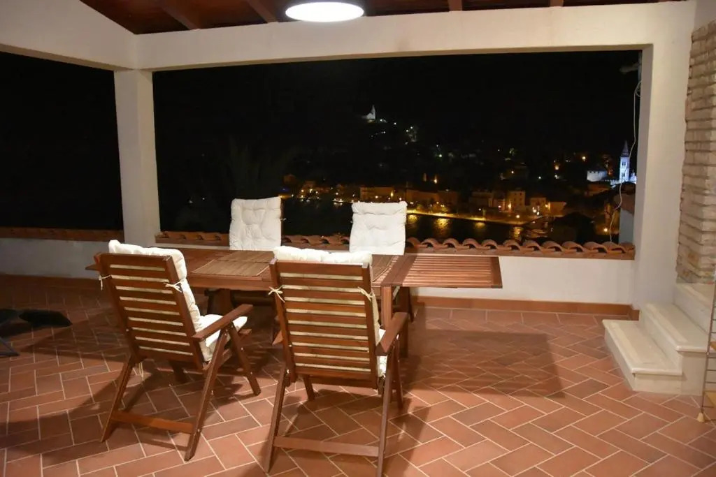 BellaVista Jelsa 2+2