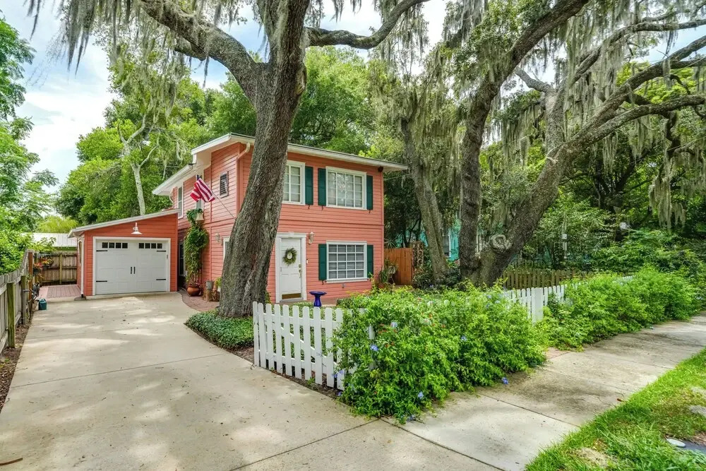 Mt Dora Garden Cottage w/ Patios, Walk to Downtown