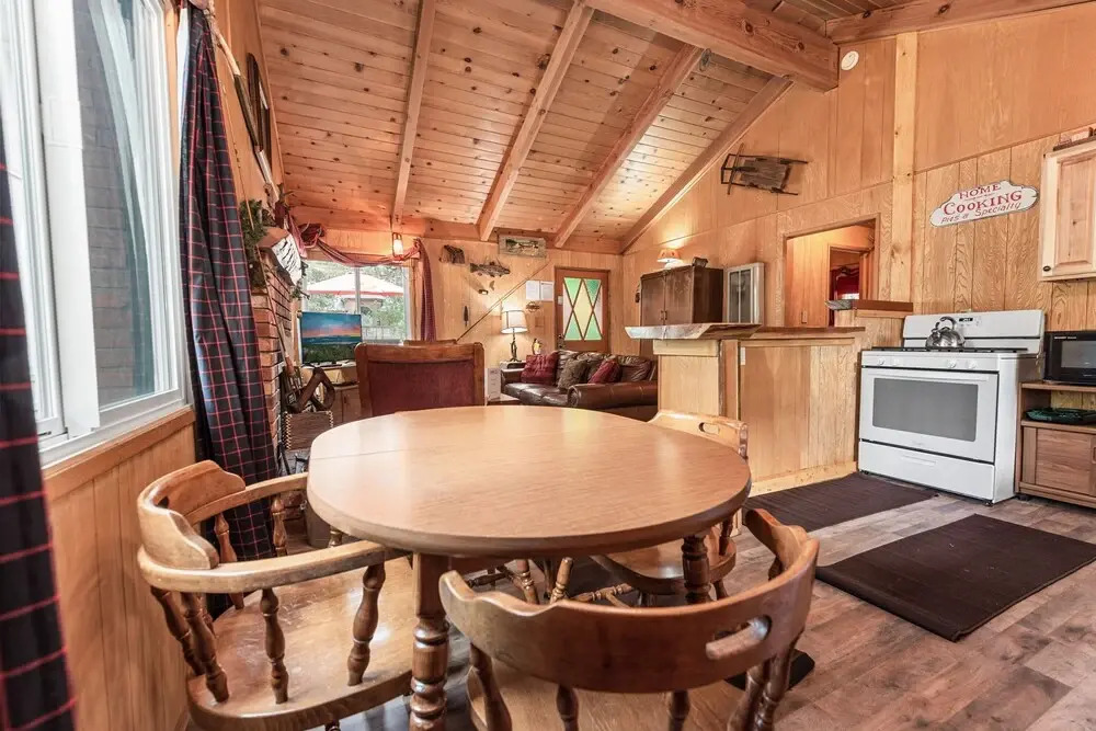 Knotty Pine Chalet - 2br/1ba/walk To Lake And Village/fireplace/wifi/smarttv/barbeque/fencedyard 2 Bedroom Chalet