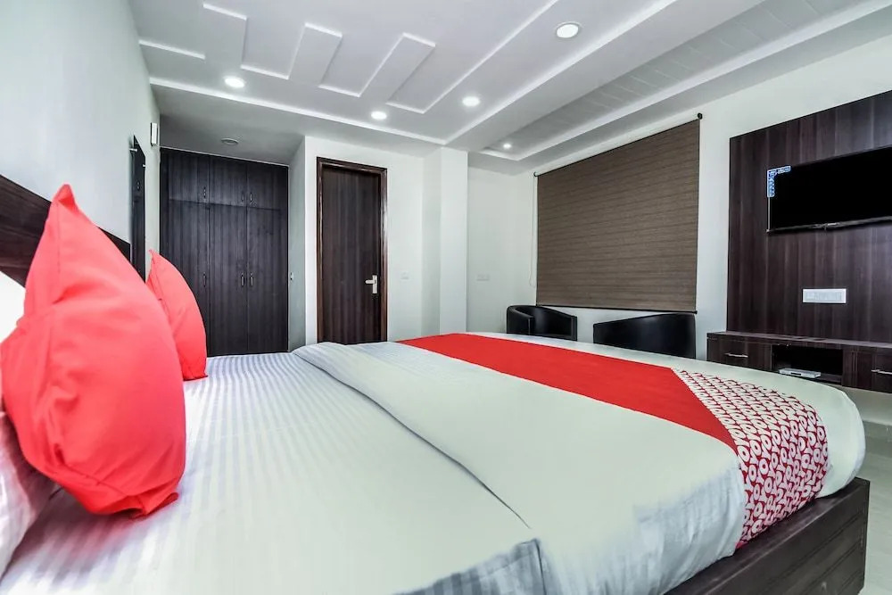 OYO 24236 Q Hotel
