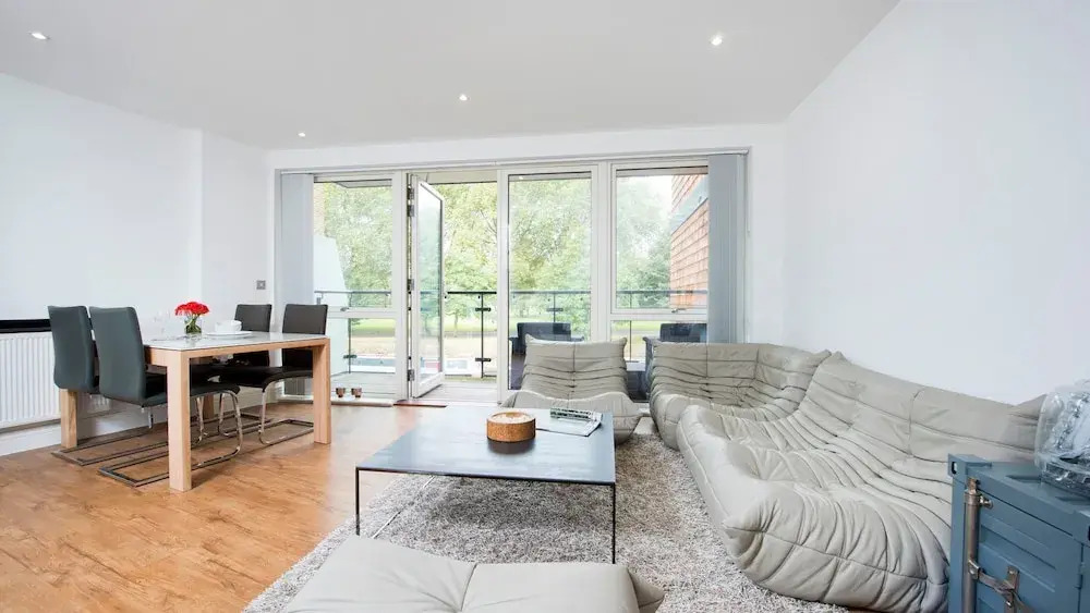 Bright Stylish 2BR across from Victoria Park