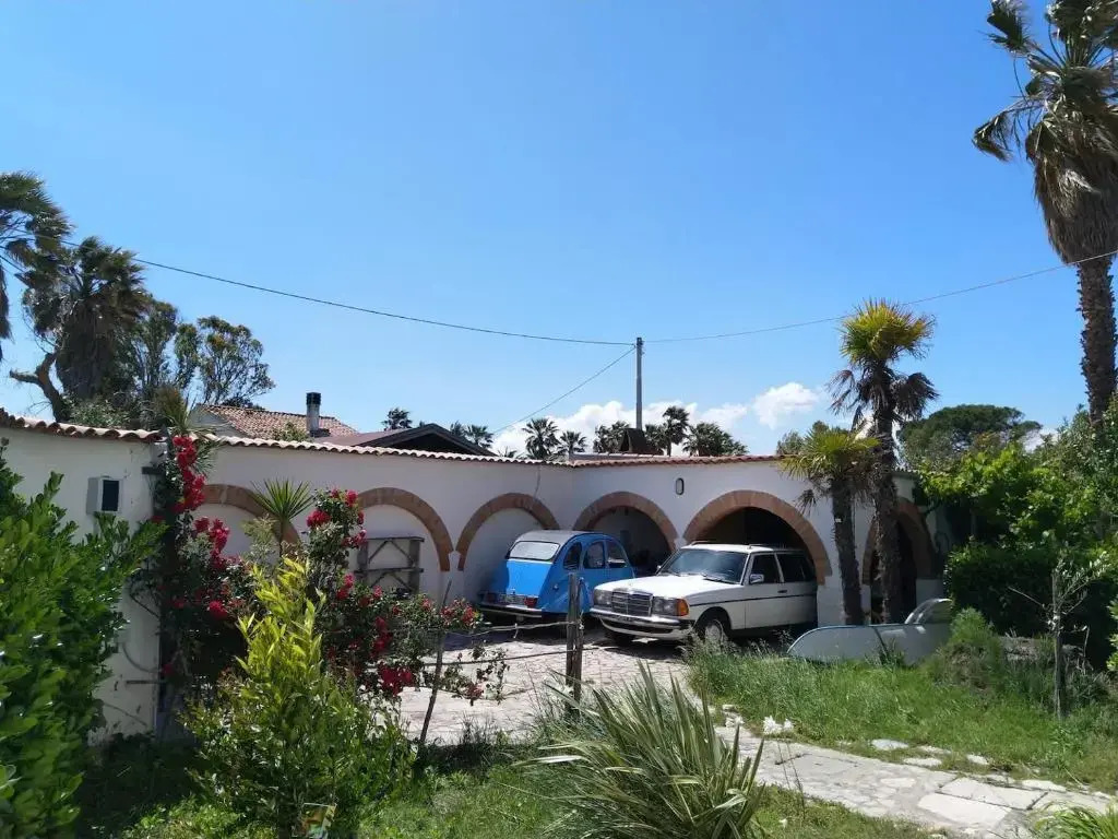 Villa immersa nel verde, spiaggia a 200m