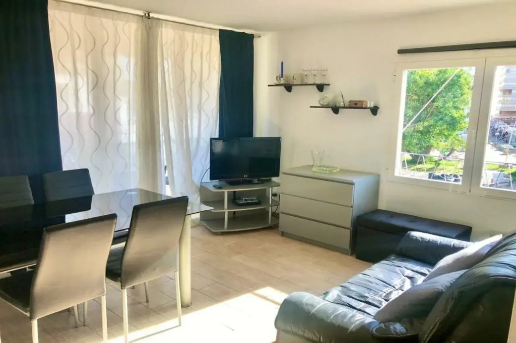 Recently Refurbished Center Apartment