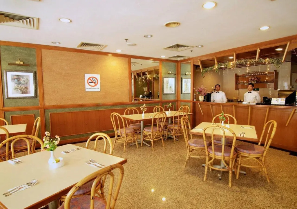 ZEN Rooms First Business Inn