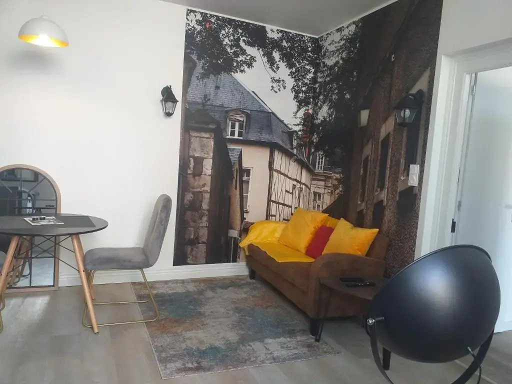 Les Volets Bleus - Au Calme avec petit Jardin et Patio - 3 appartements