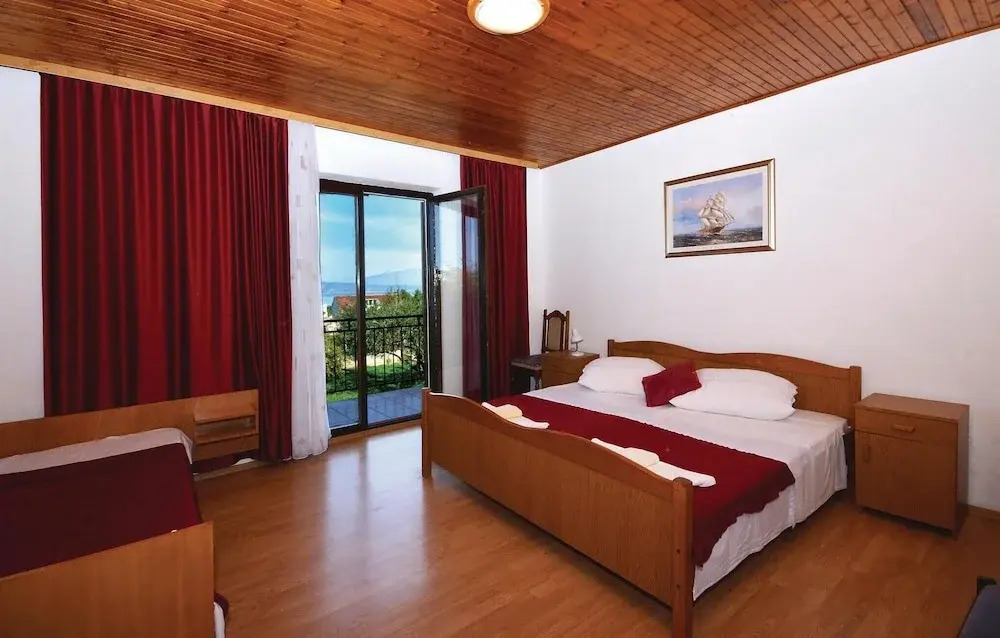 Stunning Home in Jelsa With Wifi and 2 Bedrooms