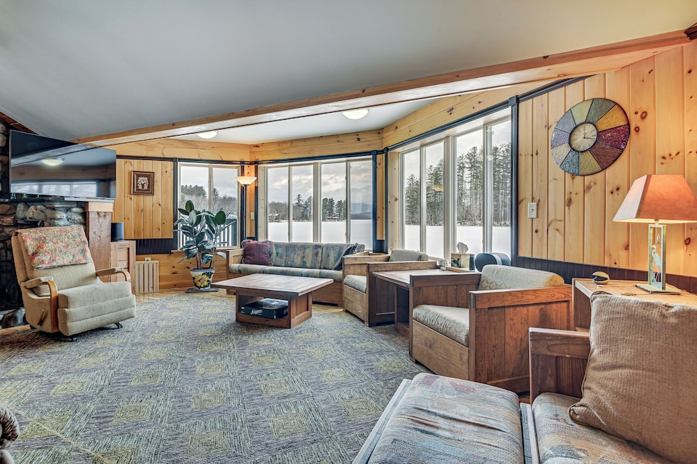Dock & Views! Lakeside Family Escape in Wilton