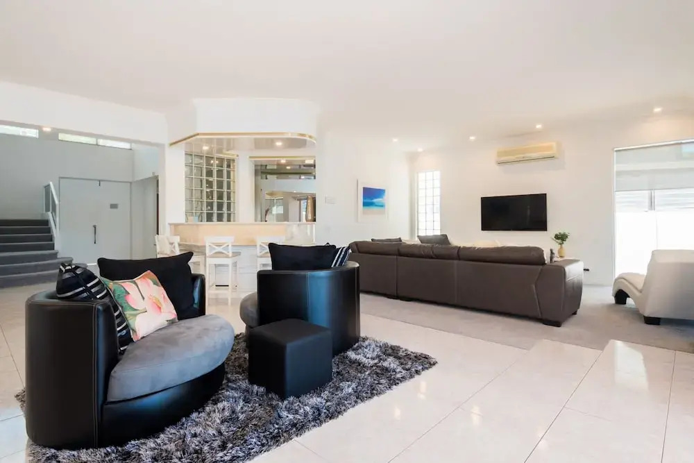 Edgewater on Chevron Waterfront 5 Bedroom Deluxe House Central Surfers