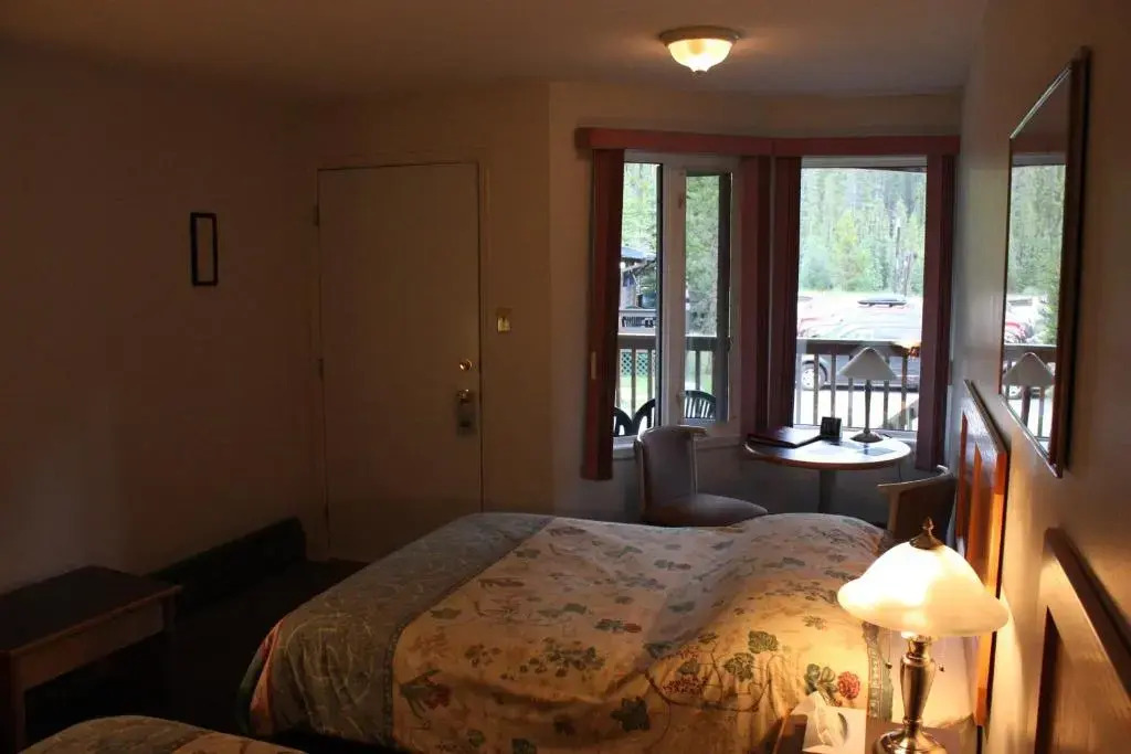 Sunwapta Falls Rocky Mountain Lodge