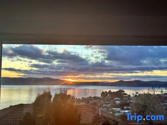 Hobart Bay Sunrise House--Rare Aurora Viewing Opportunities