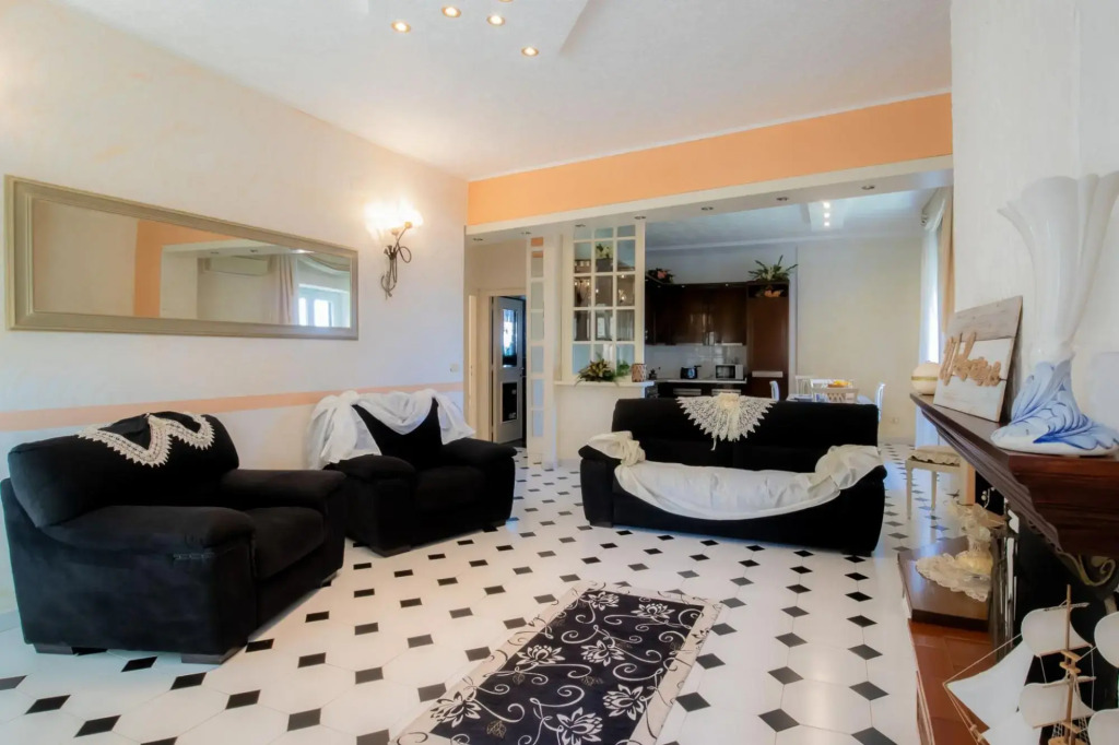 Three-room apartment with sunrise view from the sea-Mare In Vista