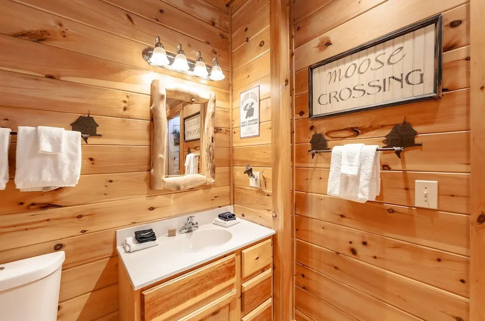 Moose Tracks 3 Bedroom Cabin by RedAwning