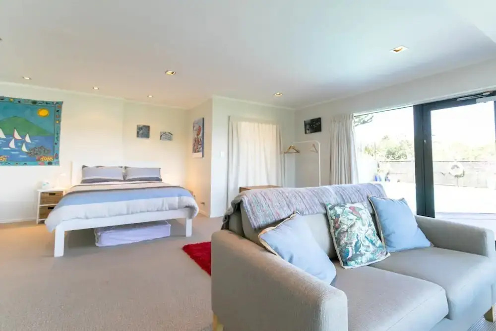 Sunny Poolside Studio in Meadowbank