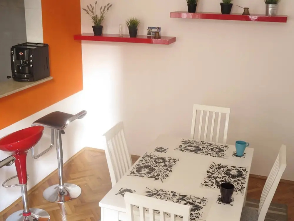 Traveler's Hostel & Apartments