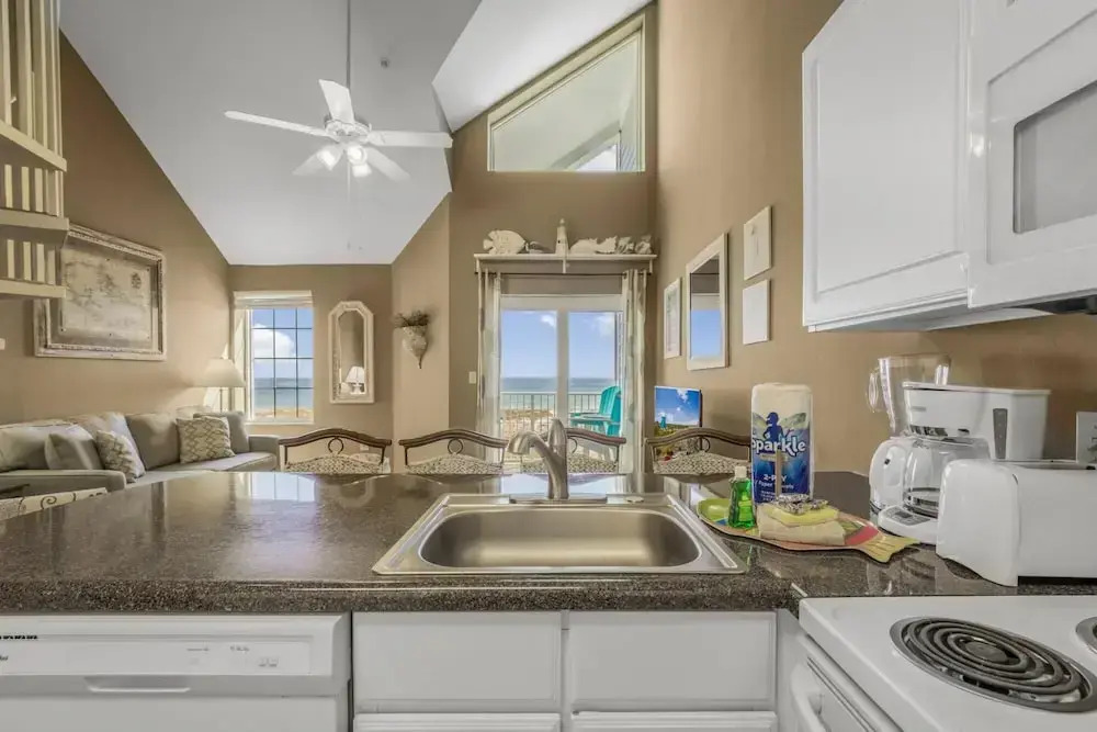 Attractive Condo Pool Across From Beach Access