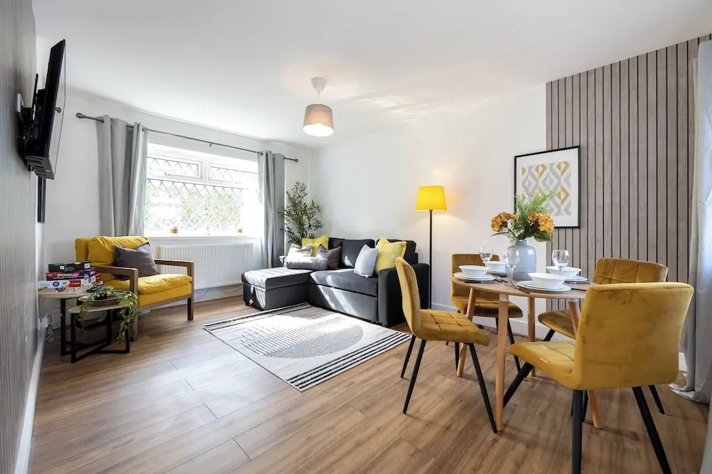 Spacious Apartment Near MCR Airport