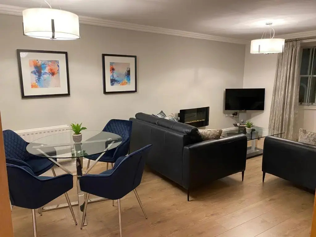 GS - Luxury, modern town centre, 2 beds, free parking for one vehicle