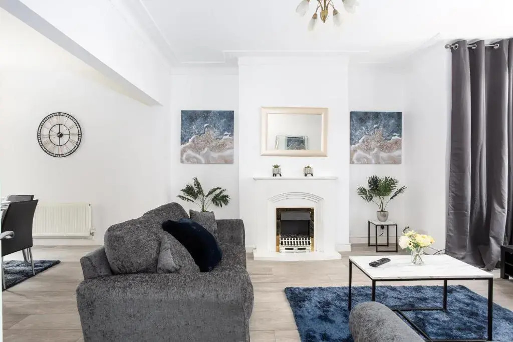Wenham House - Large House with Hot Tub, Sleeps 11!