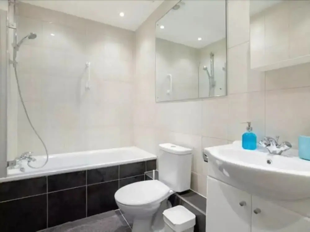 Fresh 2 Bedroom Flat in Victoria - Zone 1