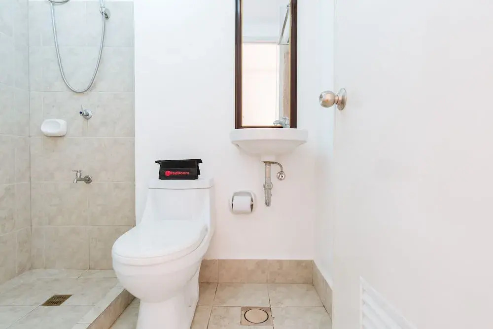 RedDoorz @ Amaia Skies Avenida