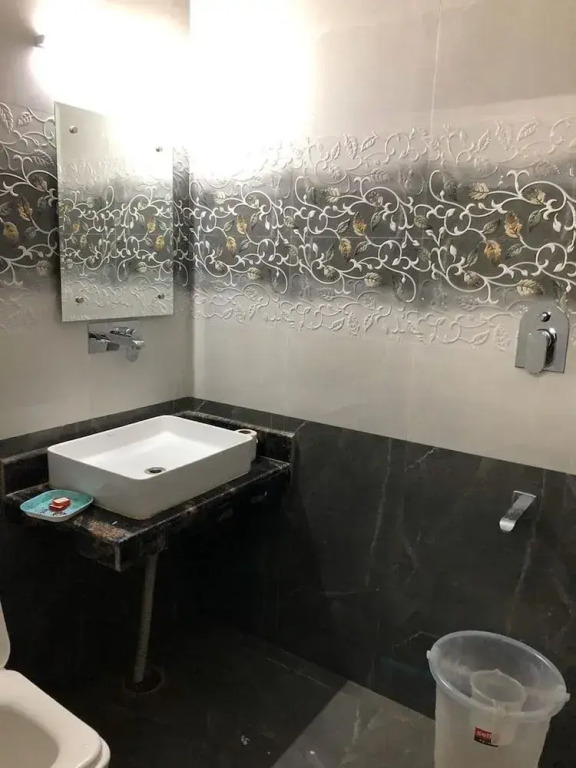 Shalimar Lodge, "700 meter from Katra Bus Stand"