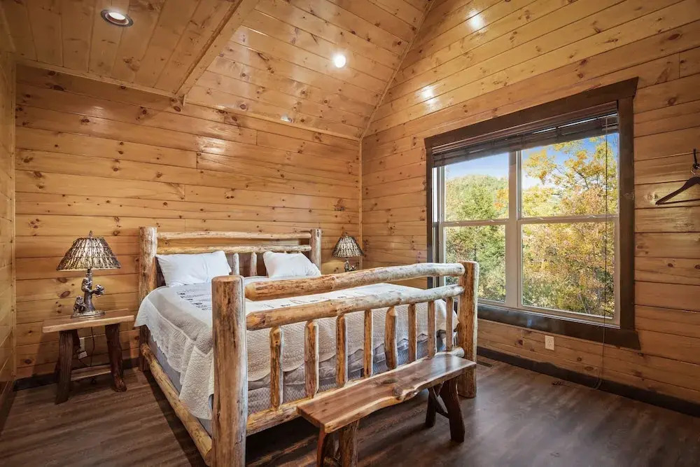 Luxe Mountain-view W/ Hot Tub 2 Bedroom Cabin