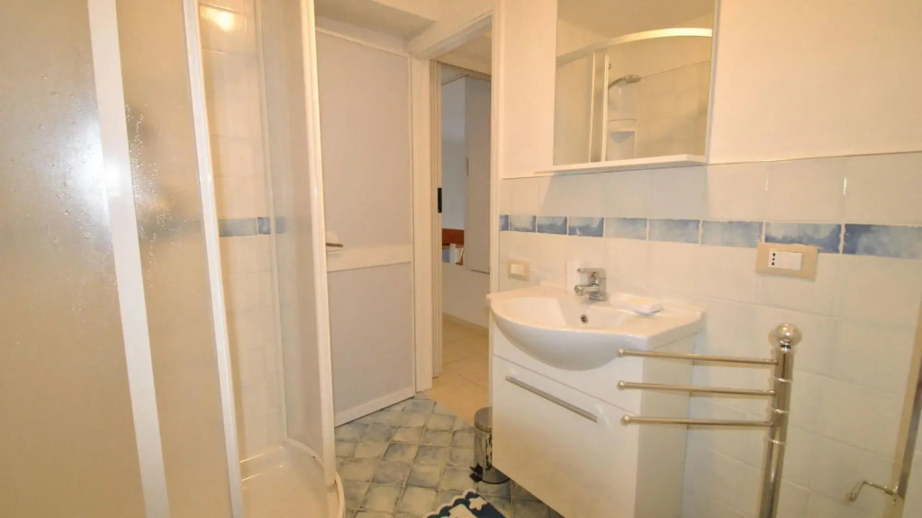 C.I.R. N. 049017LTN0011 - In vacation residence -30 mt from the sea, apartment on 2 levels, for 5 pe-FREZZINI La Perla