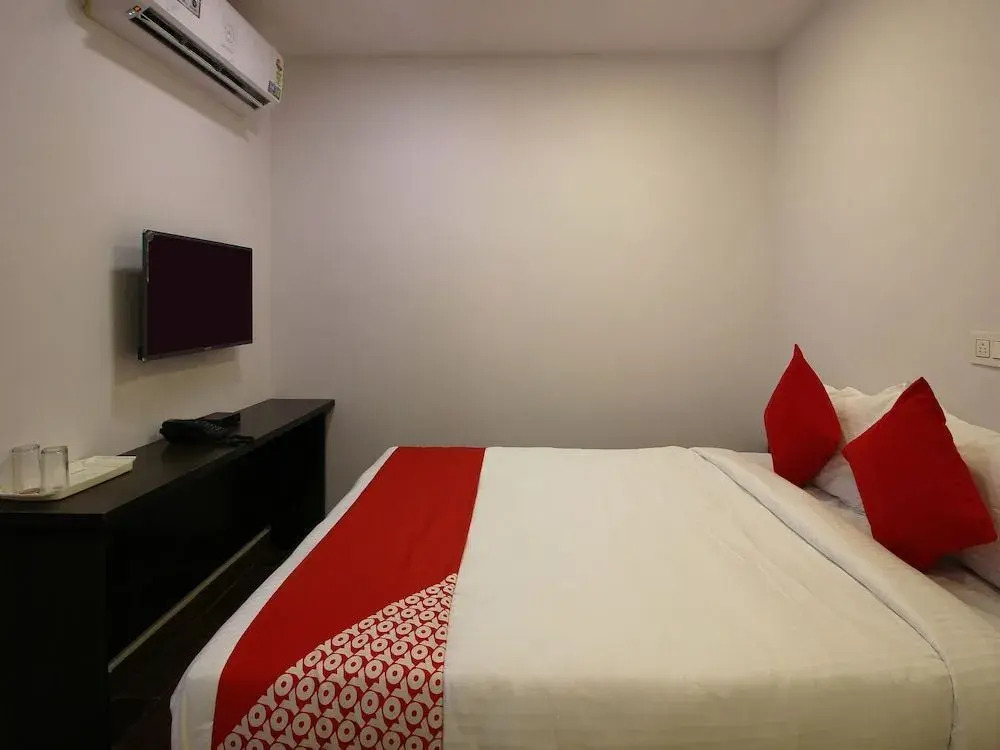 OYO Flagship 19873 LG Comfort Inn