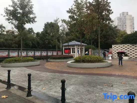 Shanghai Yiju Light Luxury Hotel