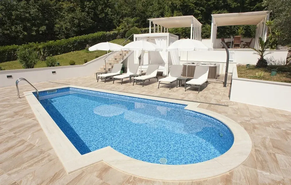 Apartment Garden with Swimming Pool
