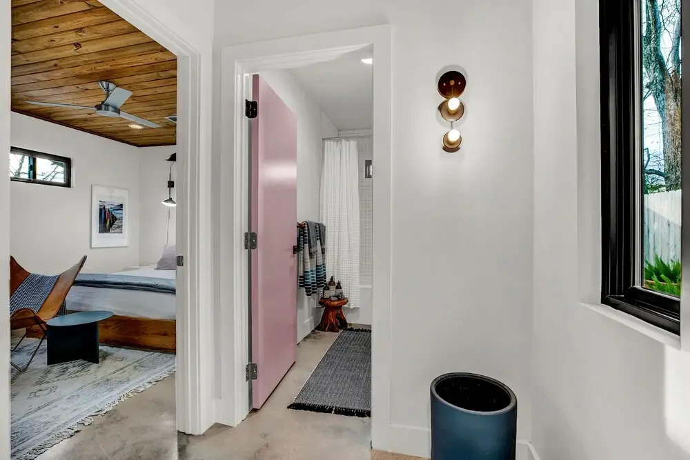 New! Stunning Modern Luxury Rental Steps to Main!