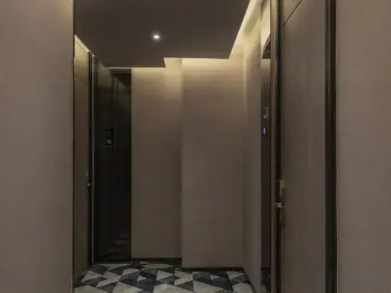 Mr. Robb Hotel (Chongqing West Railway Station)